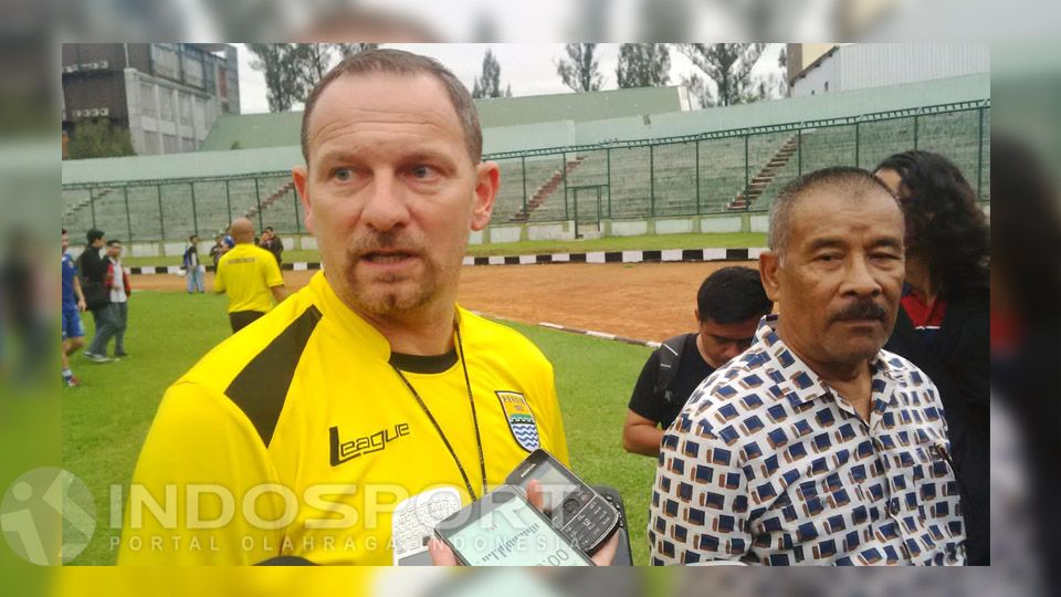 Pelatih Persib Bandung Dejan Antonic (kiri). Copyright: &copy; Gigin/INDOSPORT